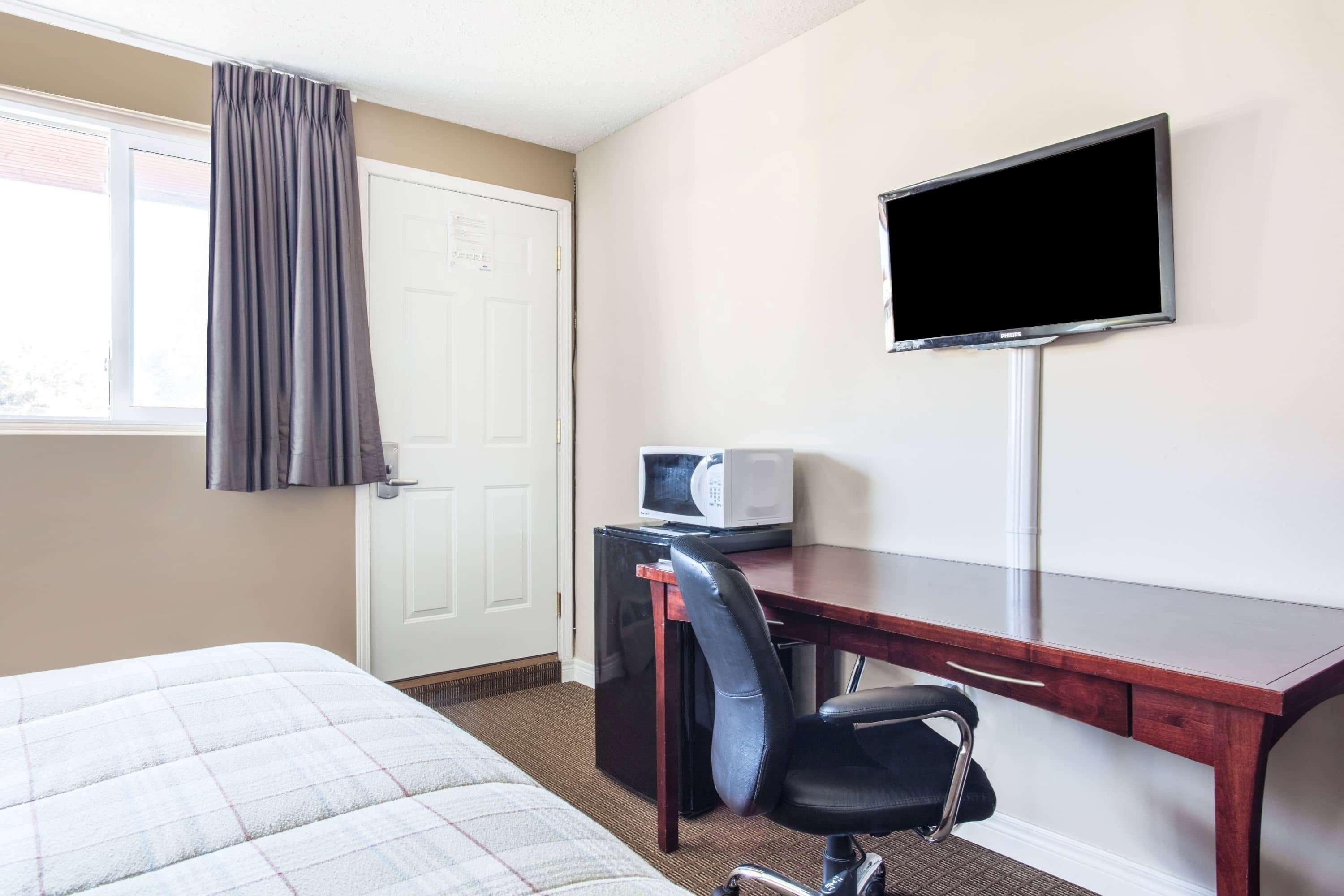 Howard Johnson Inn By Wyndham Kingston Bagian luar foto