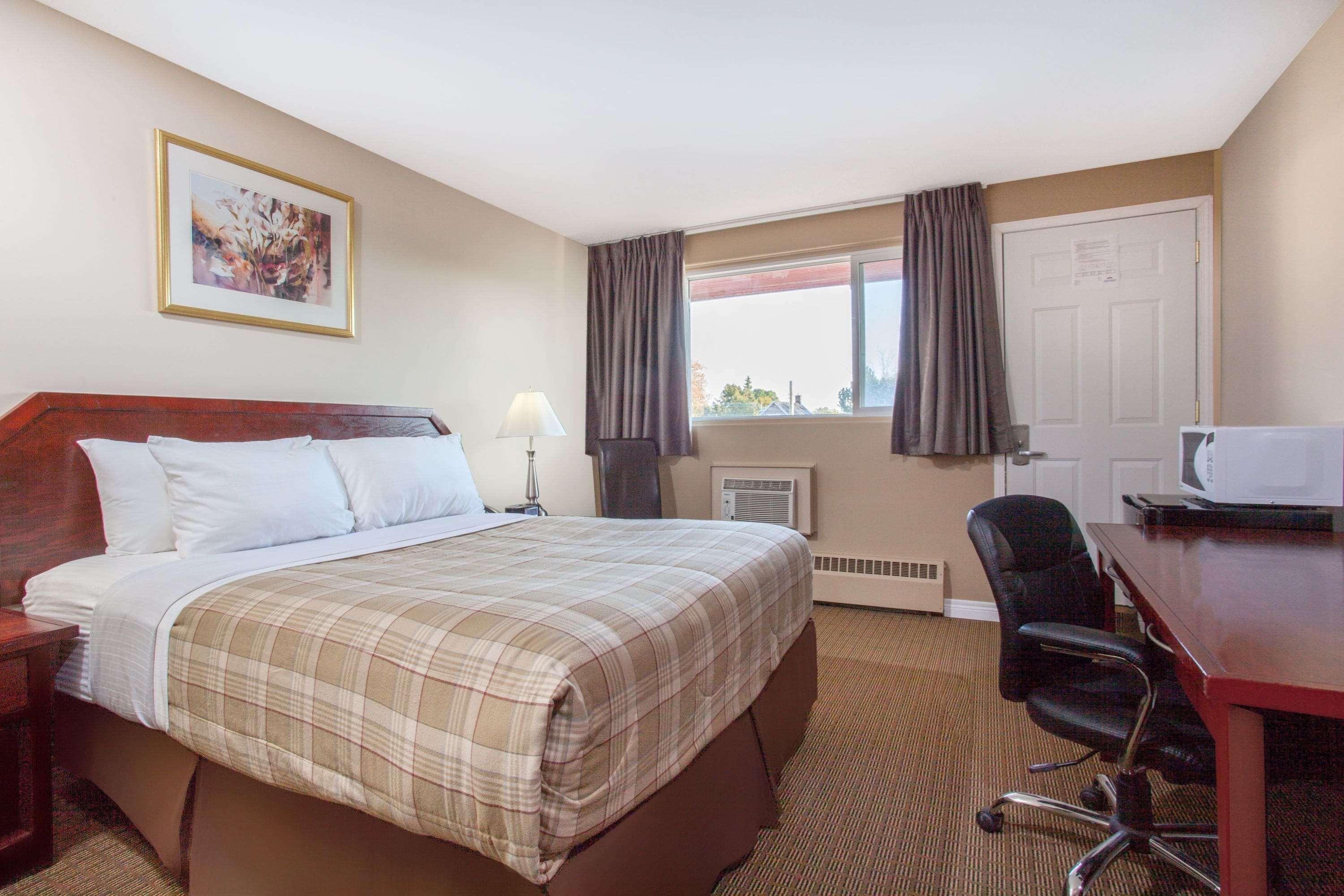 Howard Johnson Inn By Wyndham Kingston Bagian luar foto