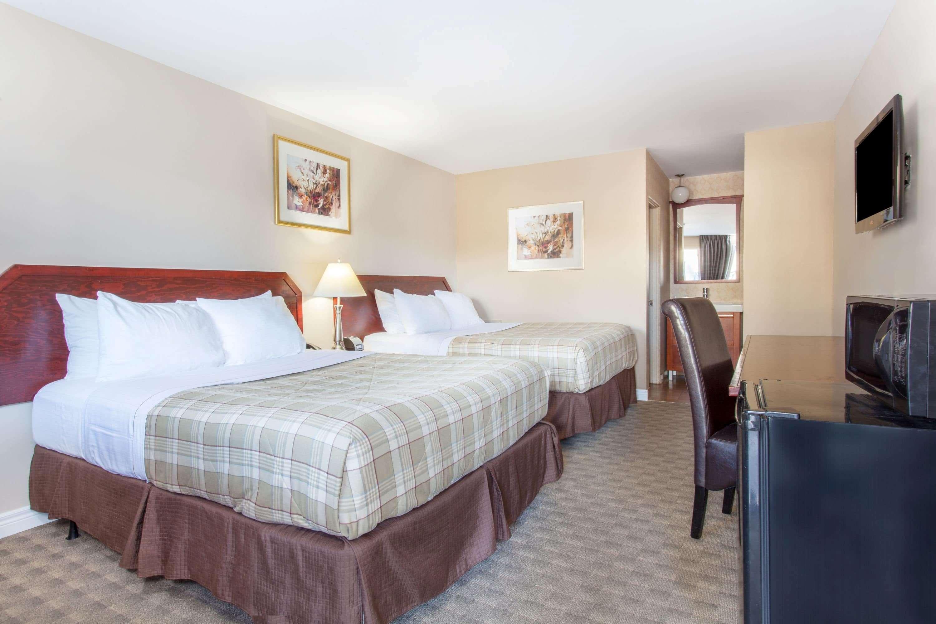 Howard Johnson Inn By Wyndham Kingston Bagian luar foto