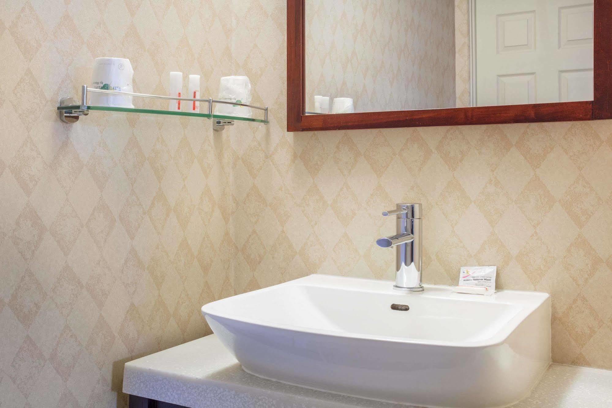 Howard Johnson Inn By Wyndham Kingston Bagian luar foto