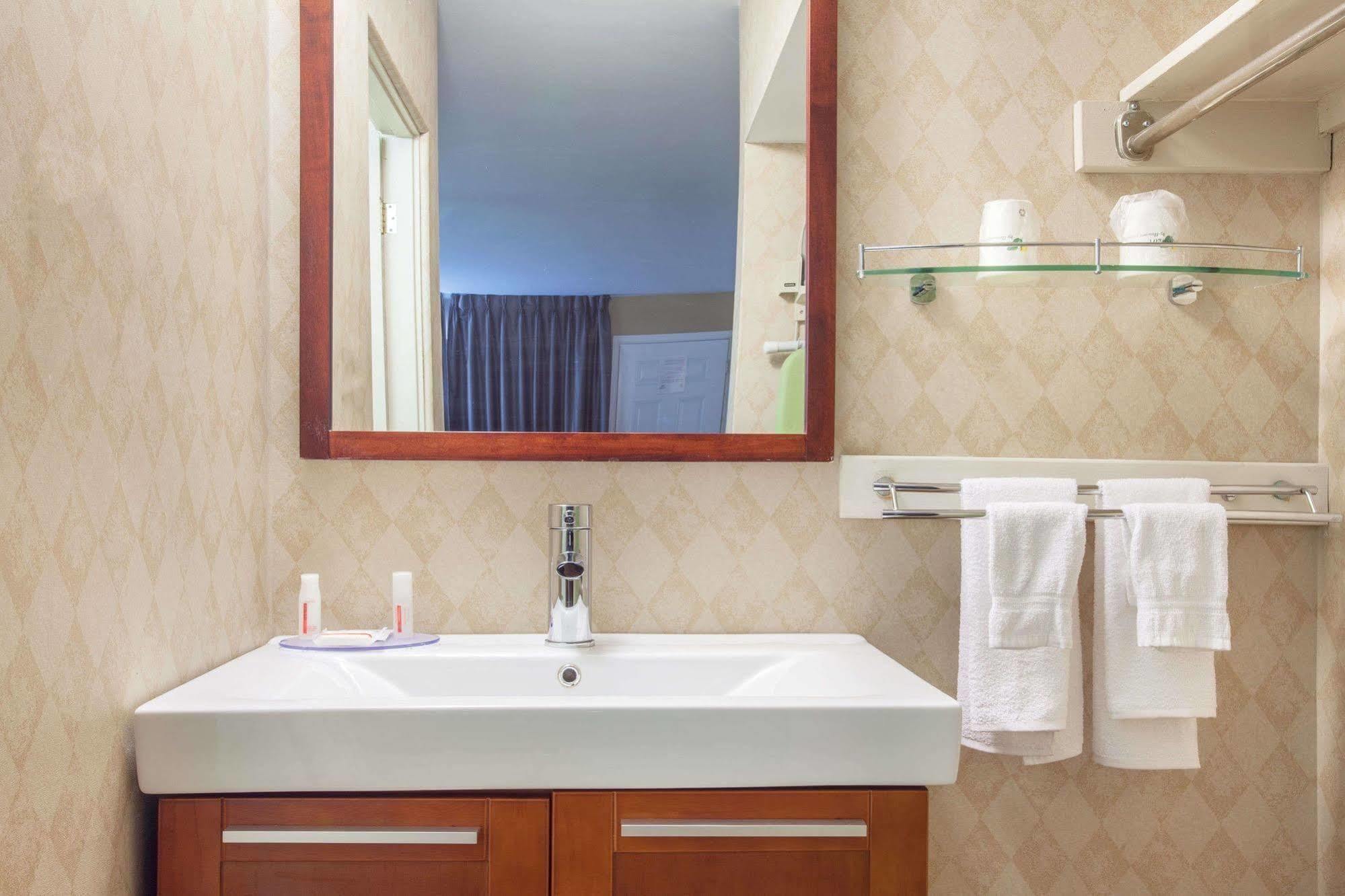 Howard Johnson Inn By Wyndham Kingston Bagian luar foto